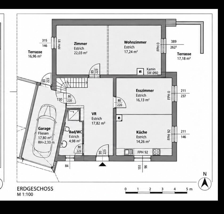 Grundriss des Erdgeschosses mit Wohnzimmer, Esszimmer, Küche, Garage und zwei Terrassen.