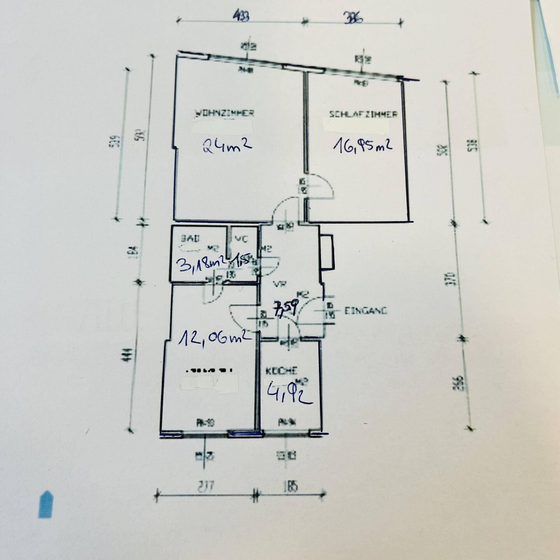 Grundriss der Wohnung mit Wohnzimmer, Schlafzimmer, Küche und Bad.