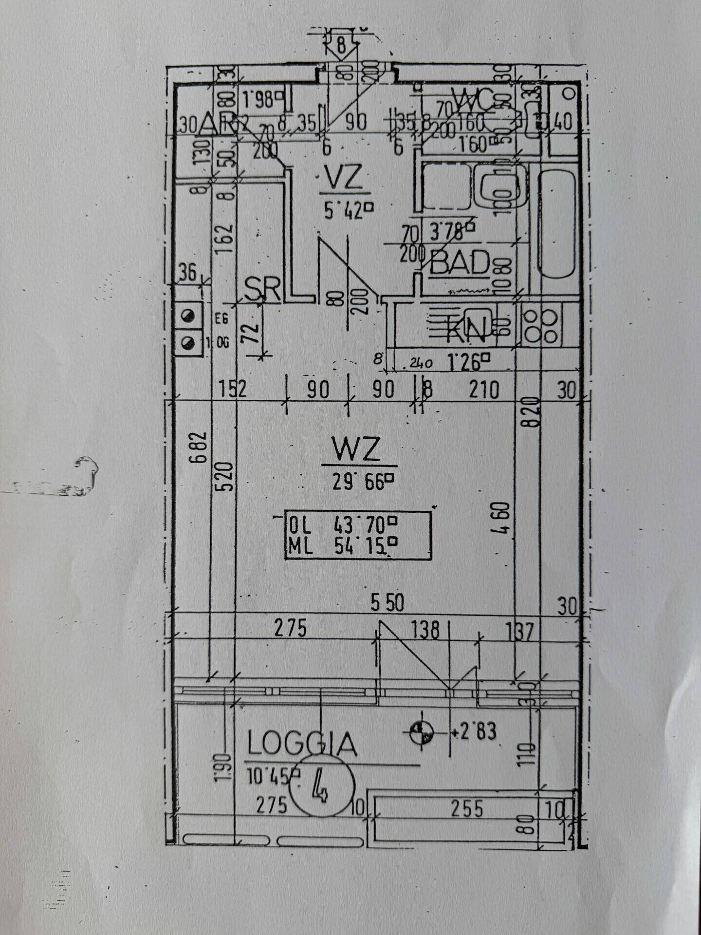 Grundriss einer Wohnung mit offenem Wohnbereich, separatem Schlafzimmer, Bad, Gäste-WC und einer Loggia.