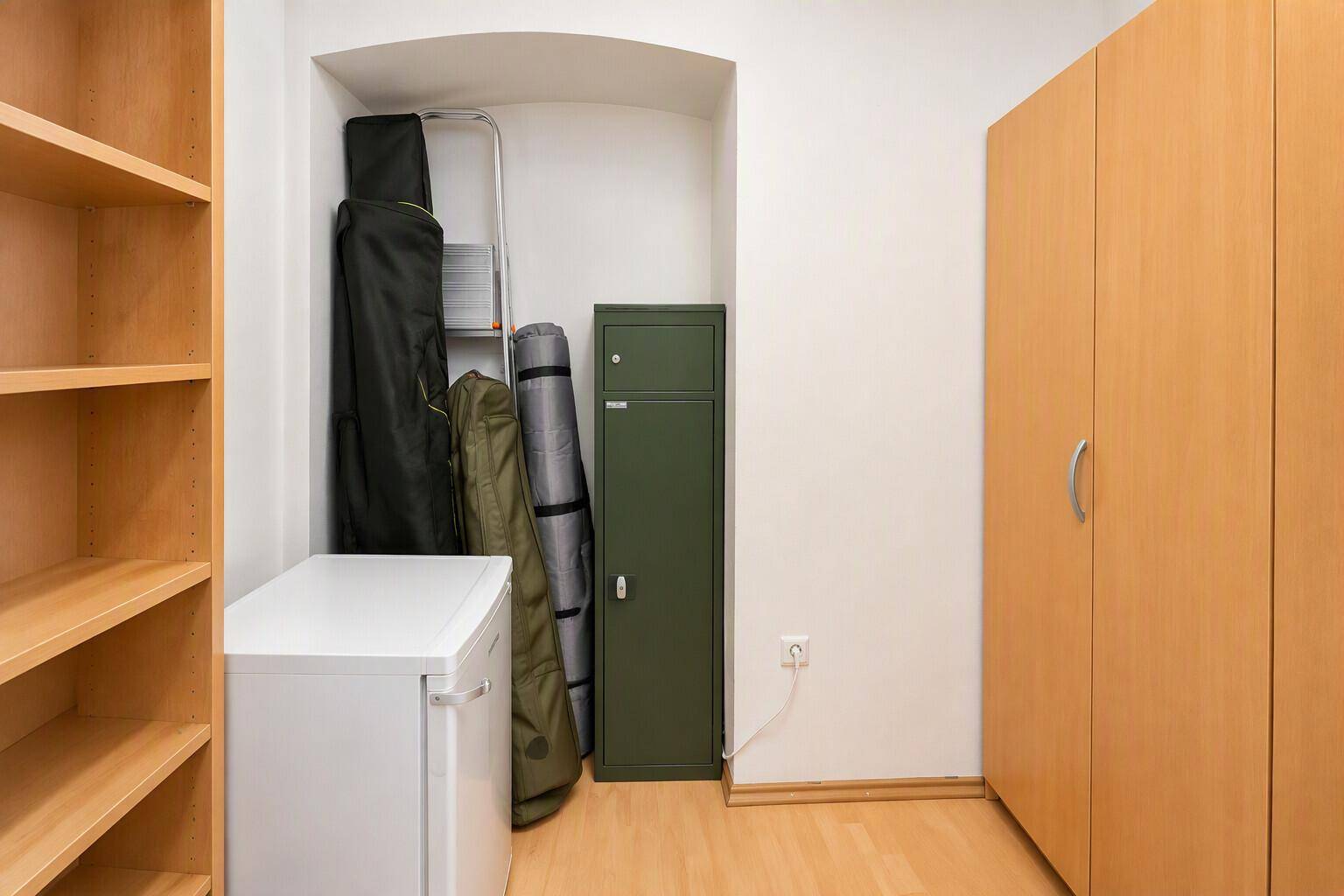 Schrankraum KI-bearbeitet