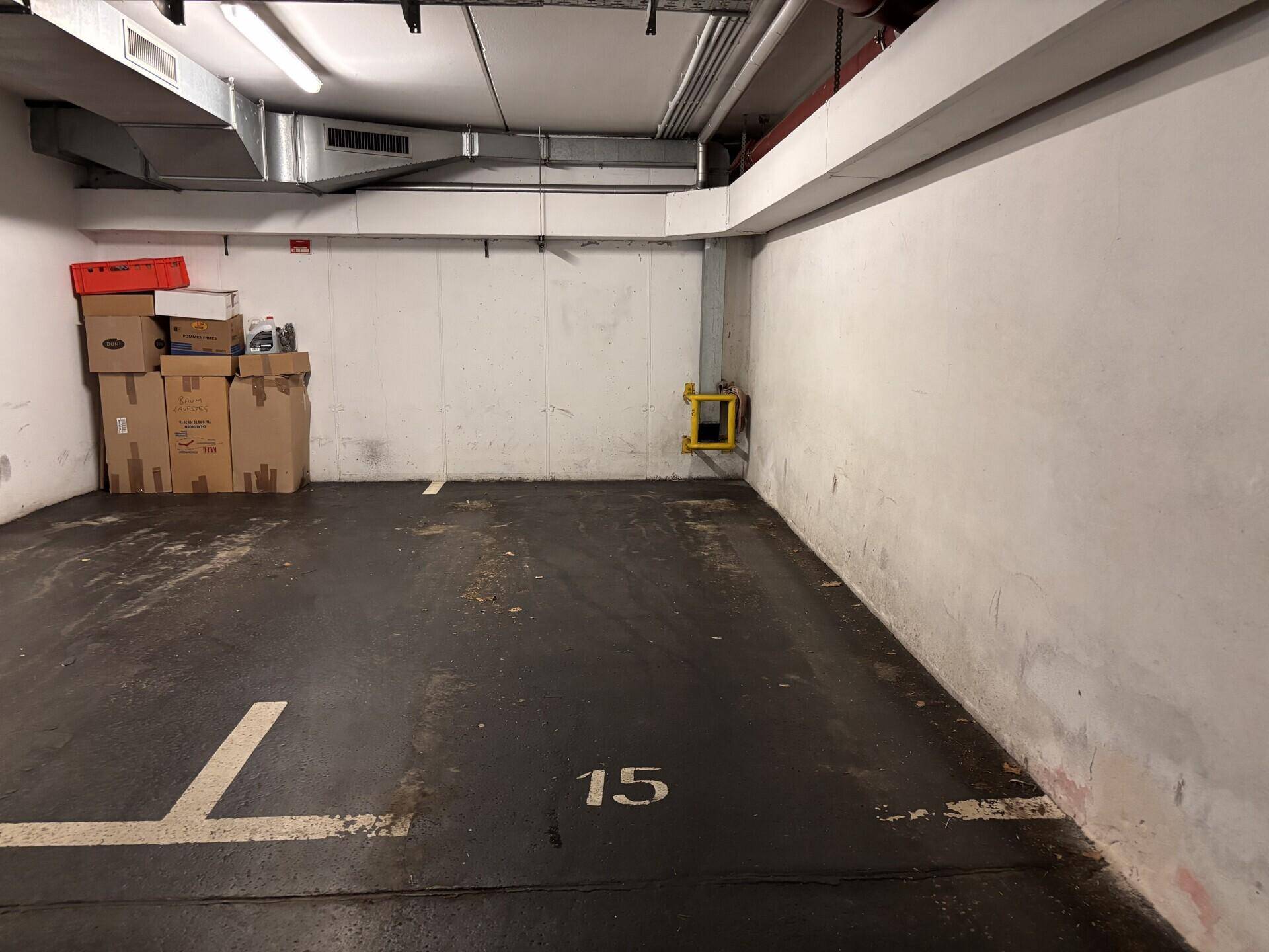 Tiefgaragenstellplatz mit Nummerierung und Lagerfläche.