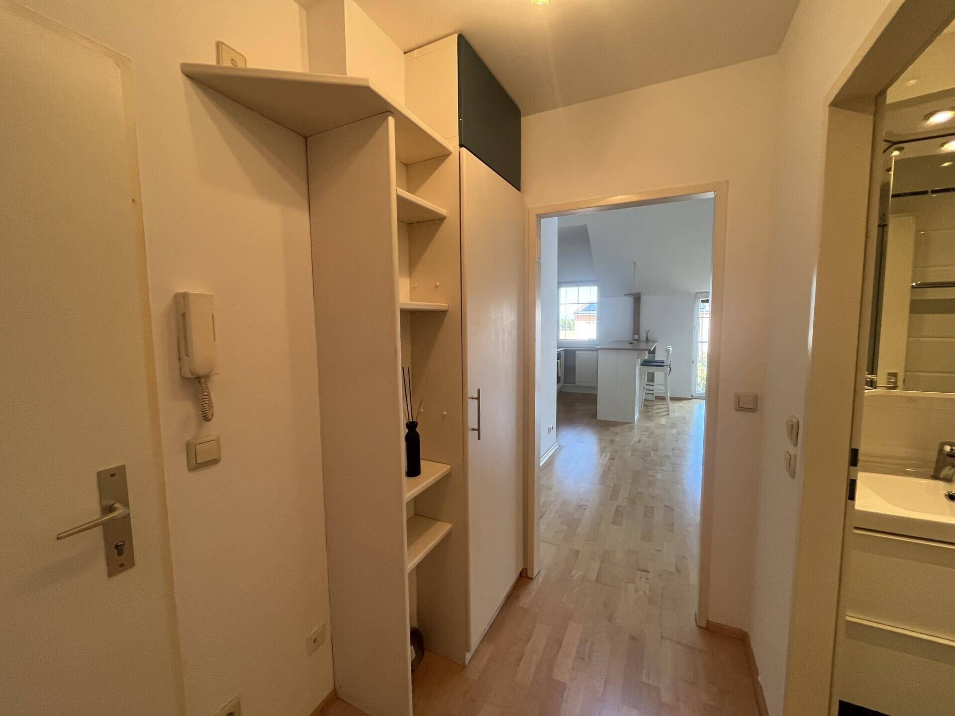 Eingangsbereich mit Garderobe und Blick in den offenen Wohnbereich.