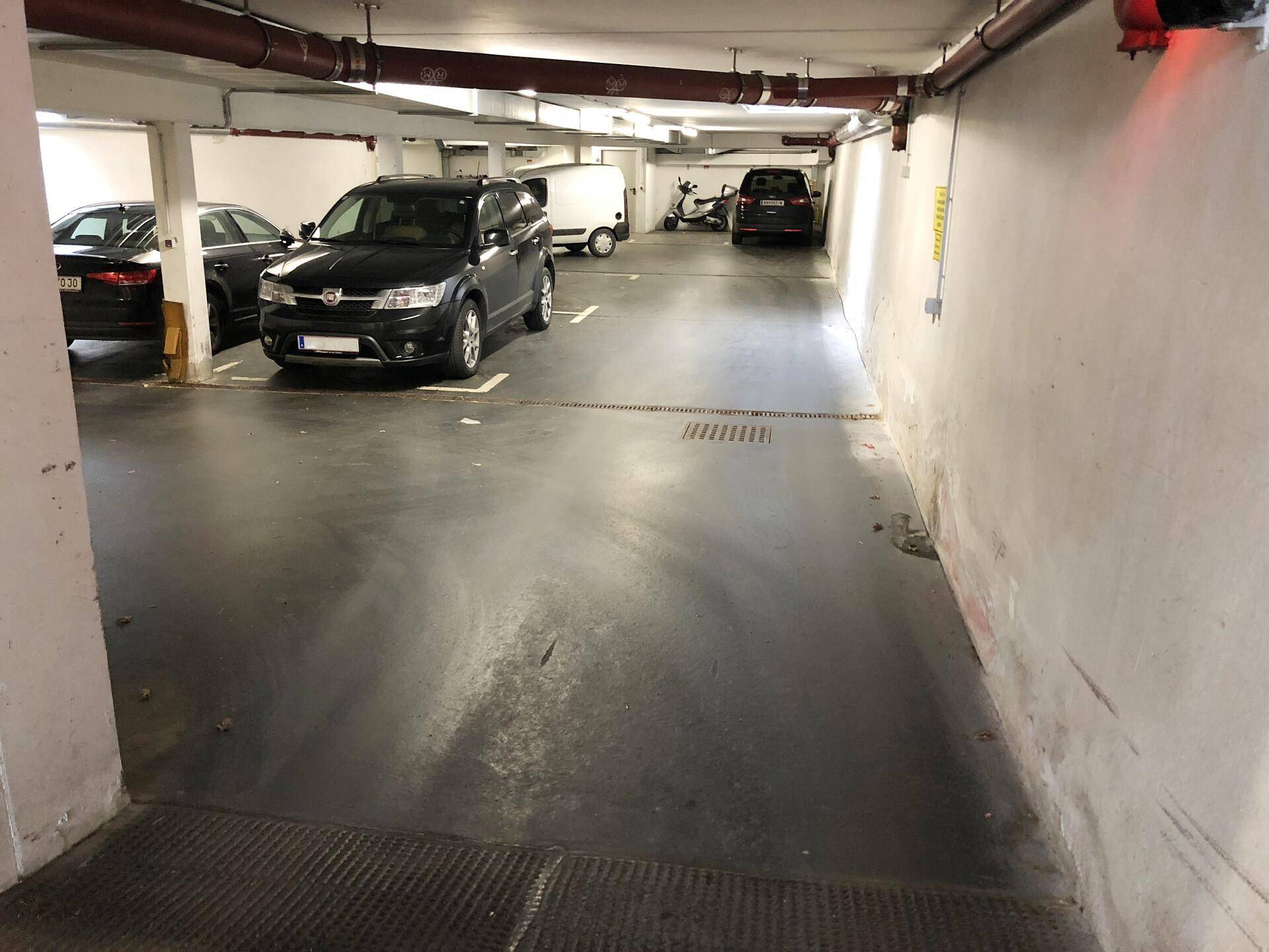 Tiefgarage mit mehreren Stellplätzen und Betonboden, ideal für Fahrzeuge und Lagerung.