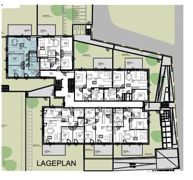 Lageplan der Wohnanlage mit Grundrissen mehrerer Einheiten und umliegenden Grünflächen.
