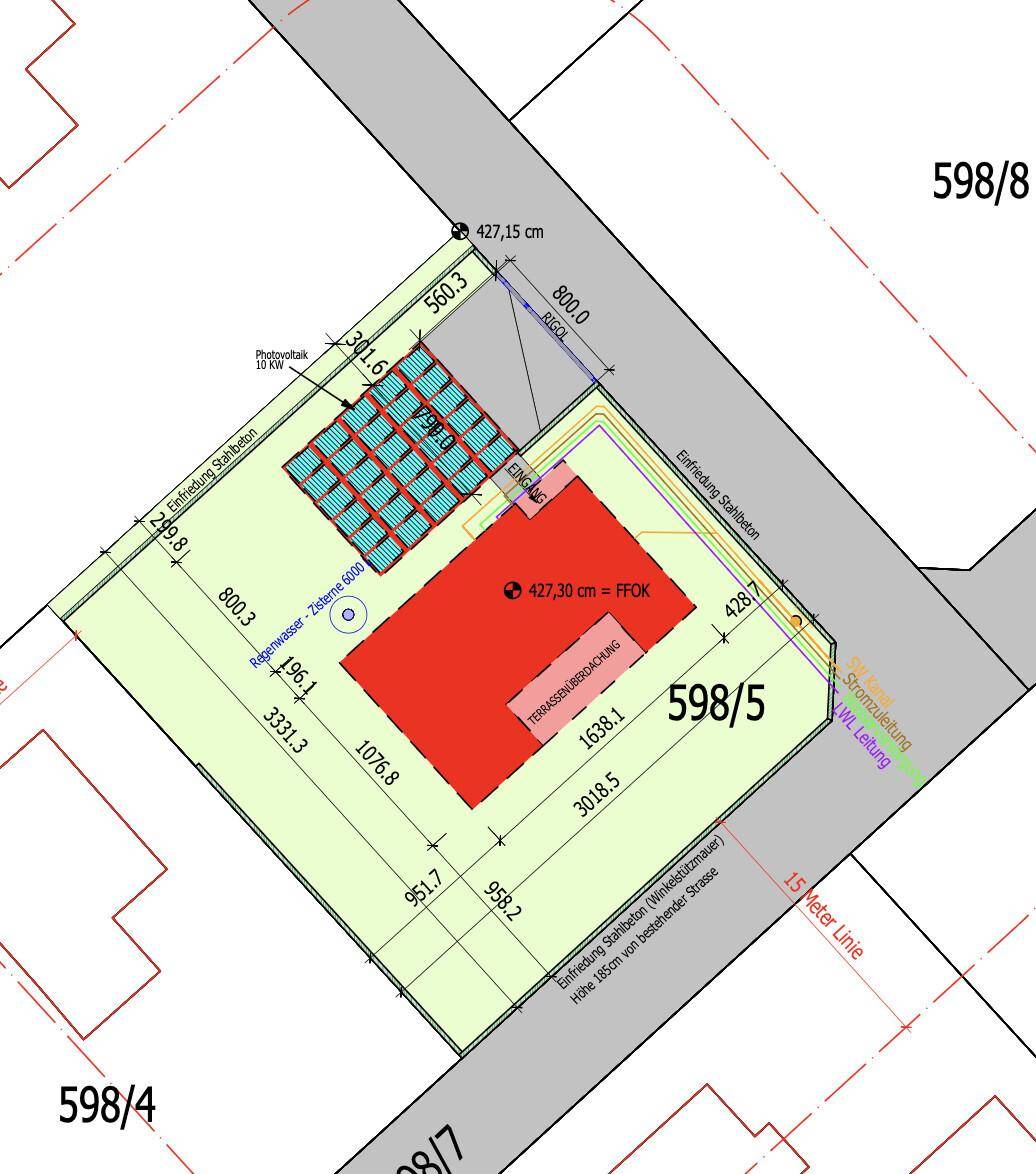 Lageplan eines Grundstücks mit eingezeichnetem Gebäude, Photovoltaikanlage und Regenwasserzisterne.
