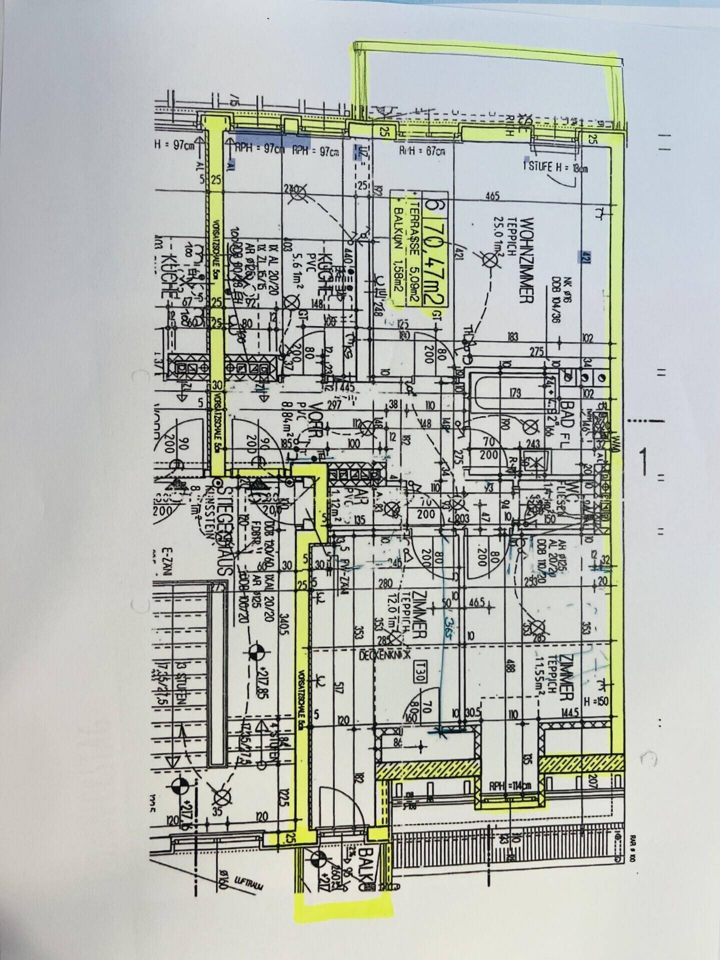 Grundrissplan einer Wohnung mit Wohnzimmer, Küche, Bad, separatem WC, mehreren Zimmern, Balkon und Terrasse.