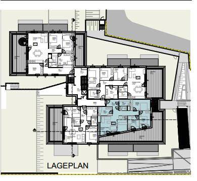 Übersichts-Grundrissplan einer Etage mit mehreren Wohneinheiten und Außenbereichen.