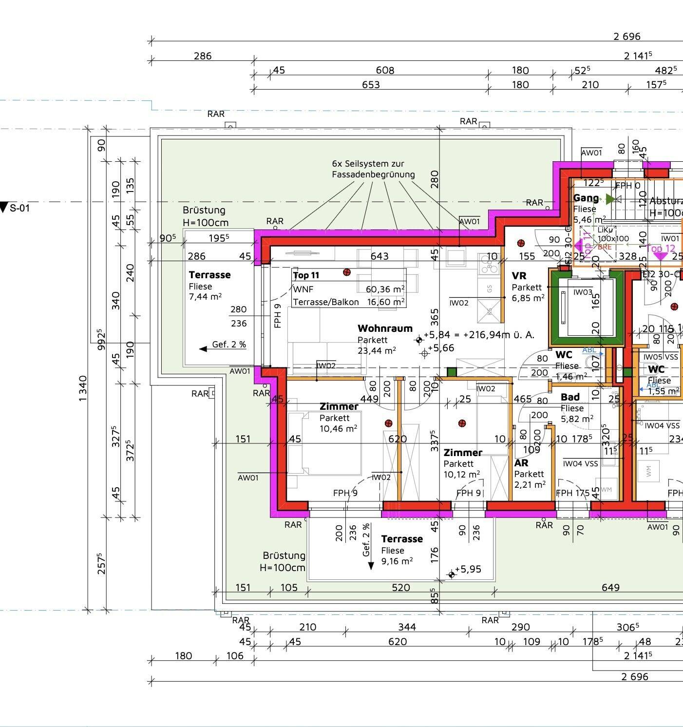 Technischer Grundriss mit detaillierten Maßen und Raumaufteilung für mehrere Wohneinheiten.
