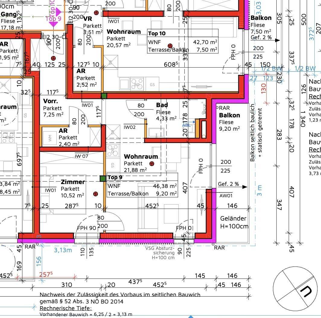 Technischer Grundriss mit detaillierten Maßen und Raumaufteilung für mehrere Wohneinheiten.