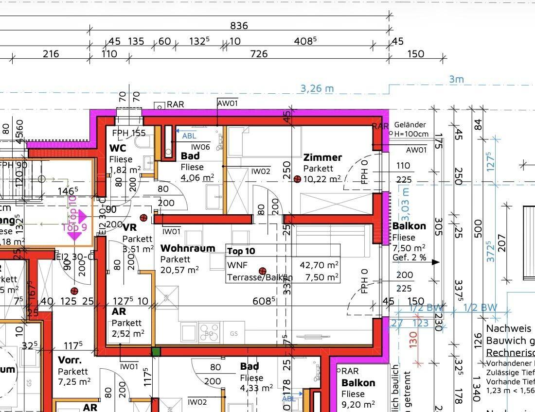 Technischer Grundriss mit detaillierten Maßen und Raumaufteilung für mehrere Wohneinheiten.