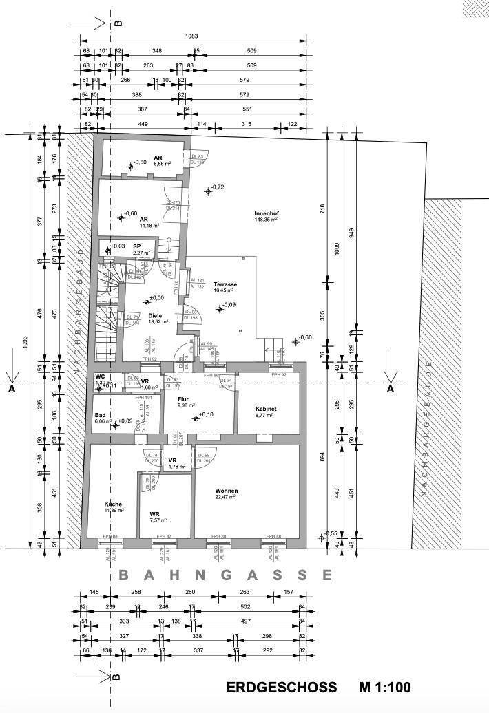 Grundriss des Erdgeschosses mit Küche, Wohnbereich, Bad und Terrasse.