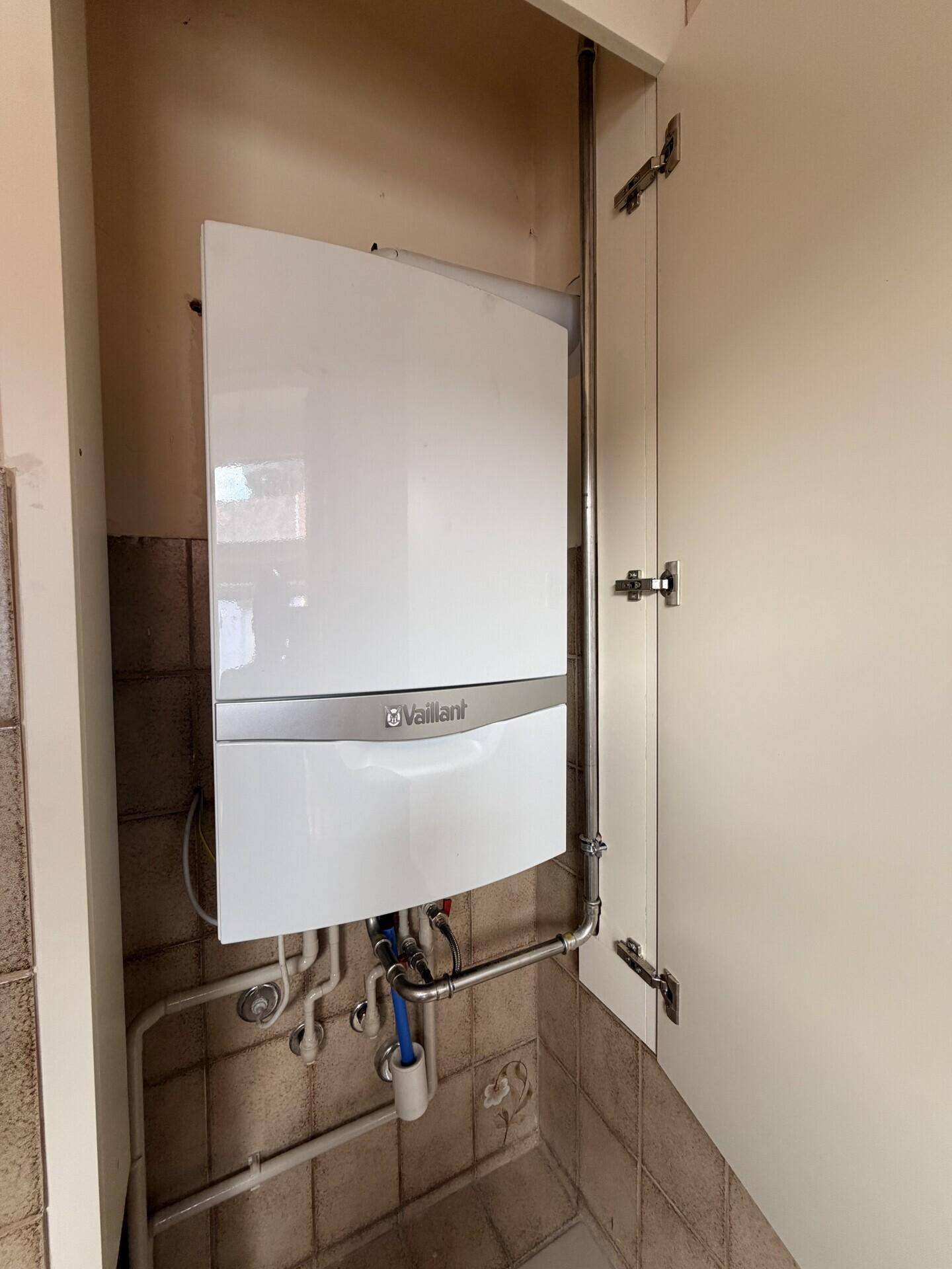 Moderne Vaillant Gastherme für Heizung und Warmwasser in einem Versorgungsraum.