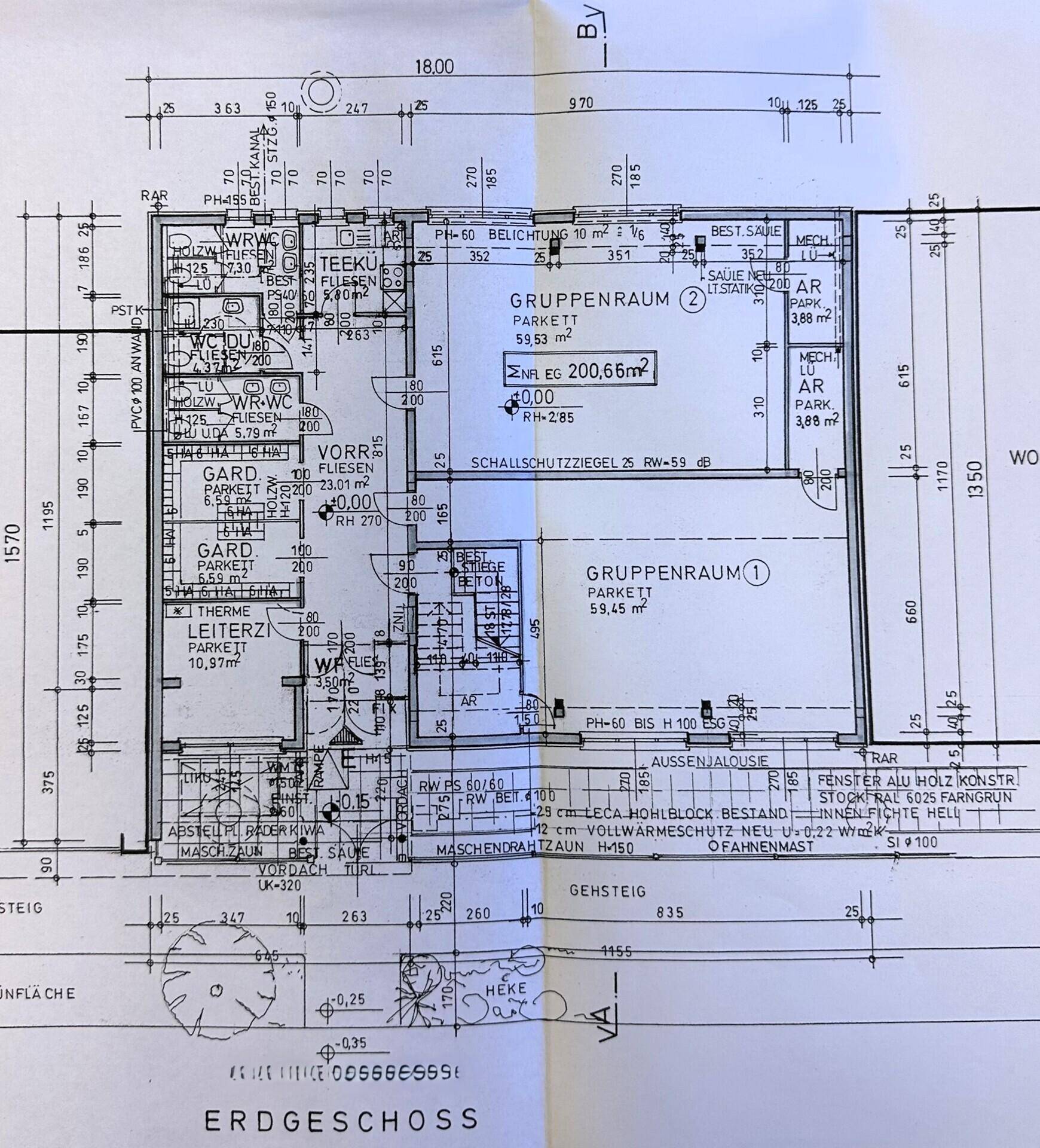 Grundriss des Erdgeschosses mit mehreren Gruppenräumen und Sanitärbereichen.