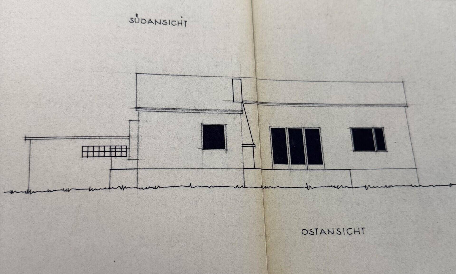 Süd- und Ostansicht des Hauses mit Fensteranordnungen und architektonischen Details.