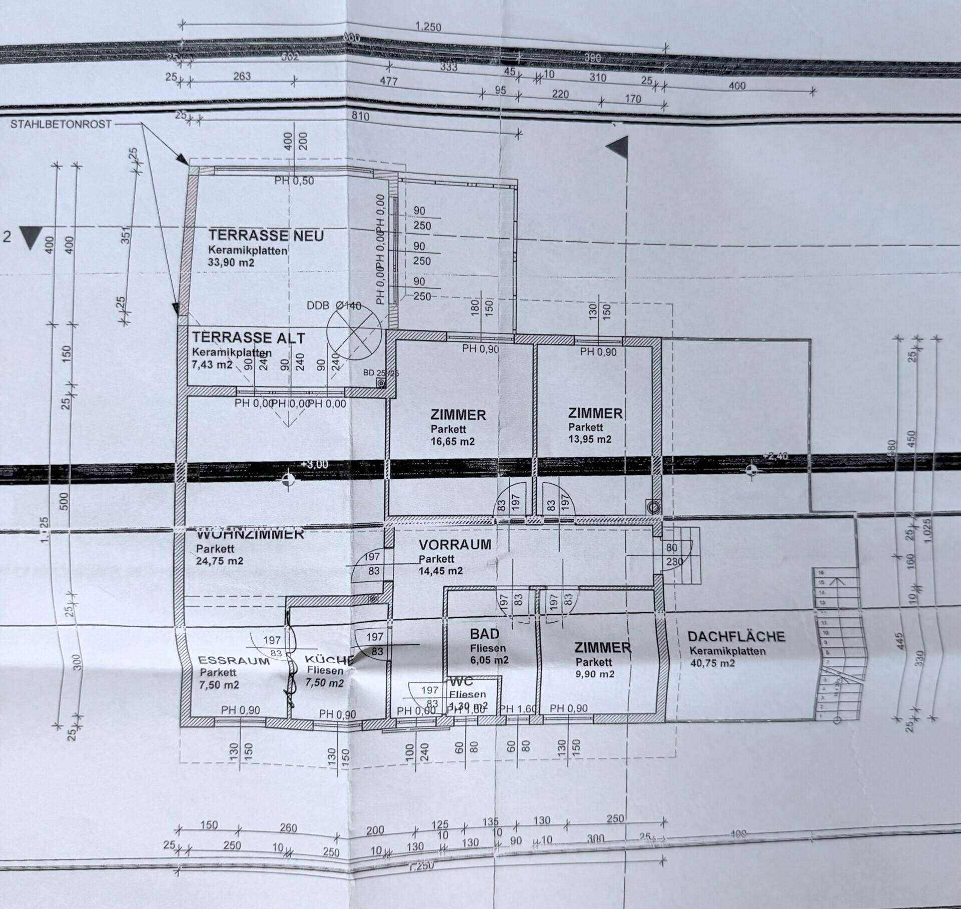 Grundriss des Obergeschosses mit Wohnzimmer, Essraum, Küche, Bad, Zimmern und Dachfläche.