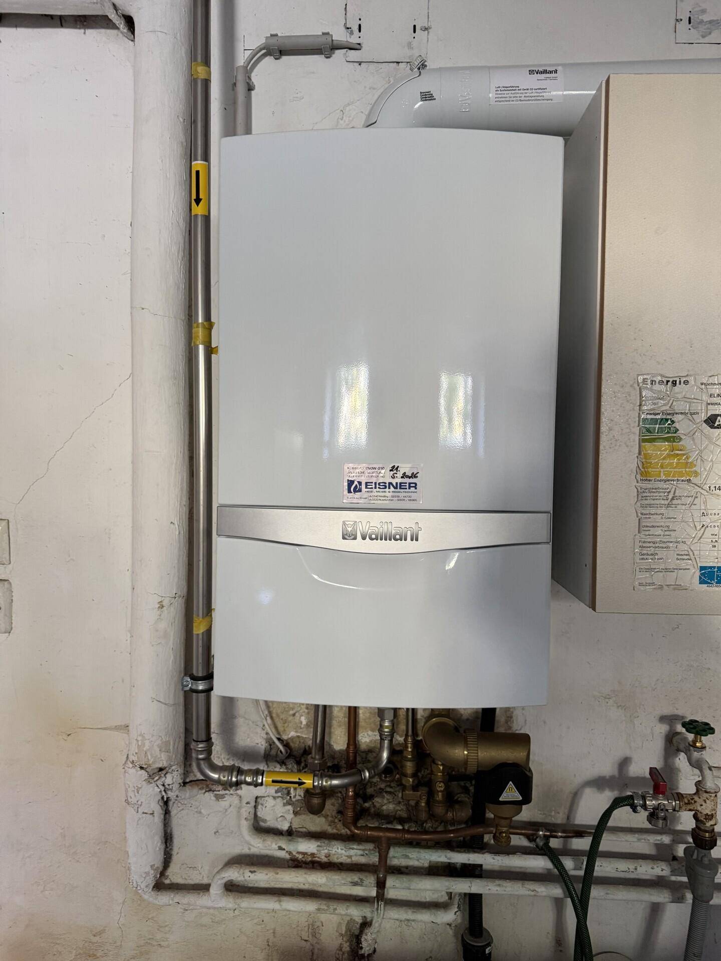 Heizungsraum mit einem modernen Vaillant-Heizkessel und sichtbaren Rohrleitungen.