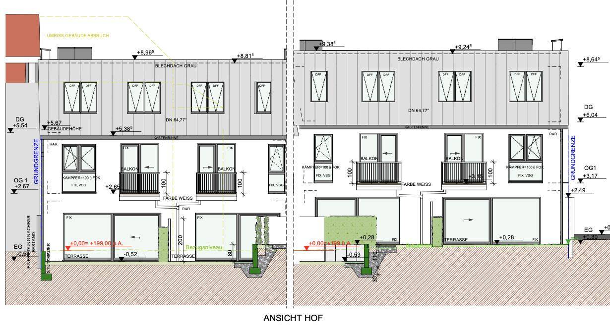 Ansicht der Hofseite des Gebäudes mit Balkonen, Terrassen und großen Fenstern, die zum Innenhof ausgerichtet sind.
