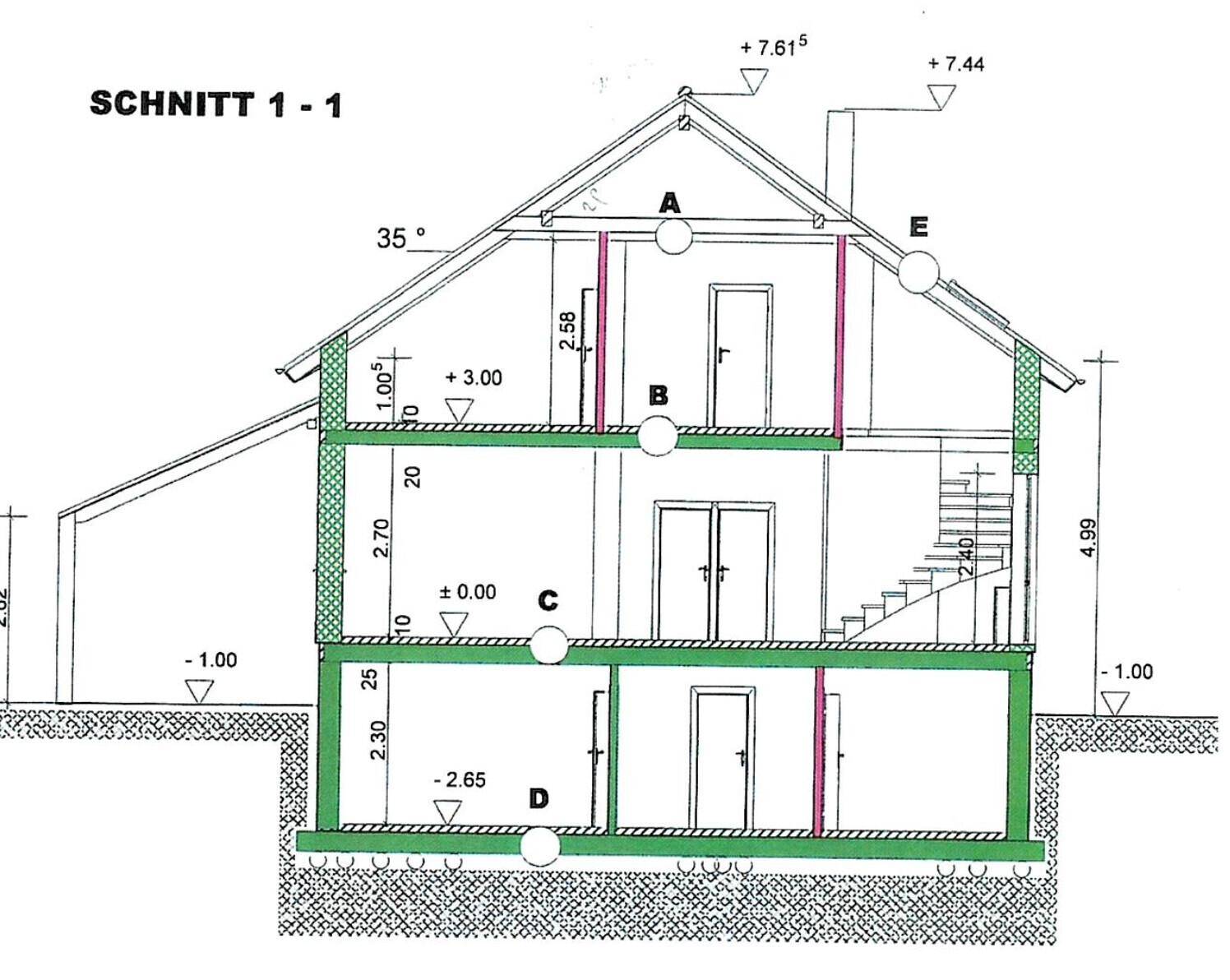 Gebäudeschnitt zeigt die verschiedenen Stockwerke und die Dachkonstruktion des Hauses.
