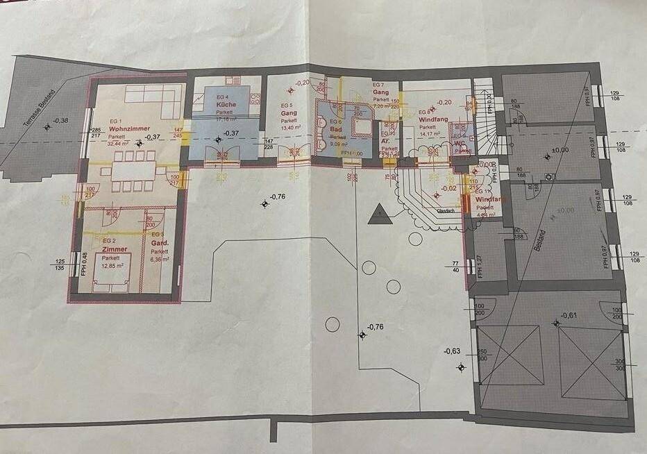Grundriss des Erdgeschosses mit Wohnzimmer, Küche und weiteren Räumen.