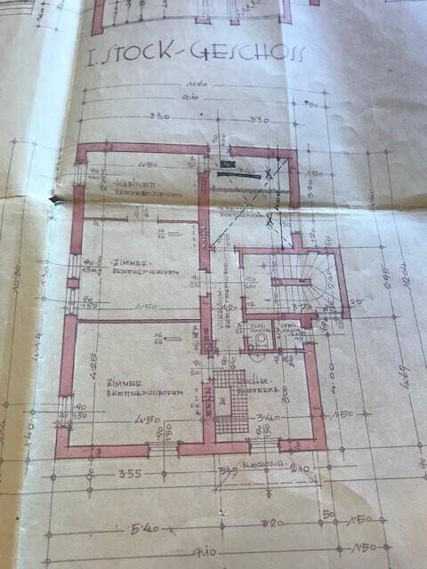 Historischer Grundriss des ersten Stocks mit Zimmern, Kabinett und Treppenhaus.