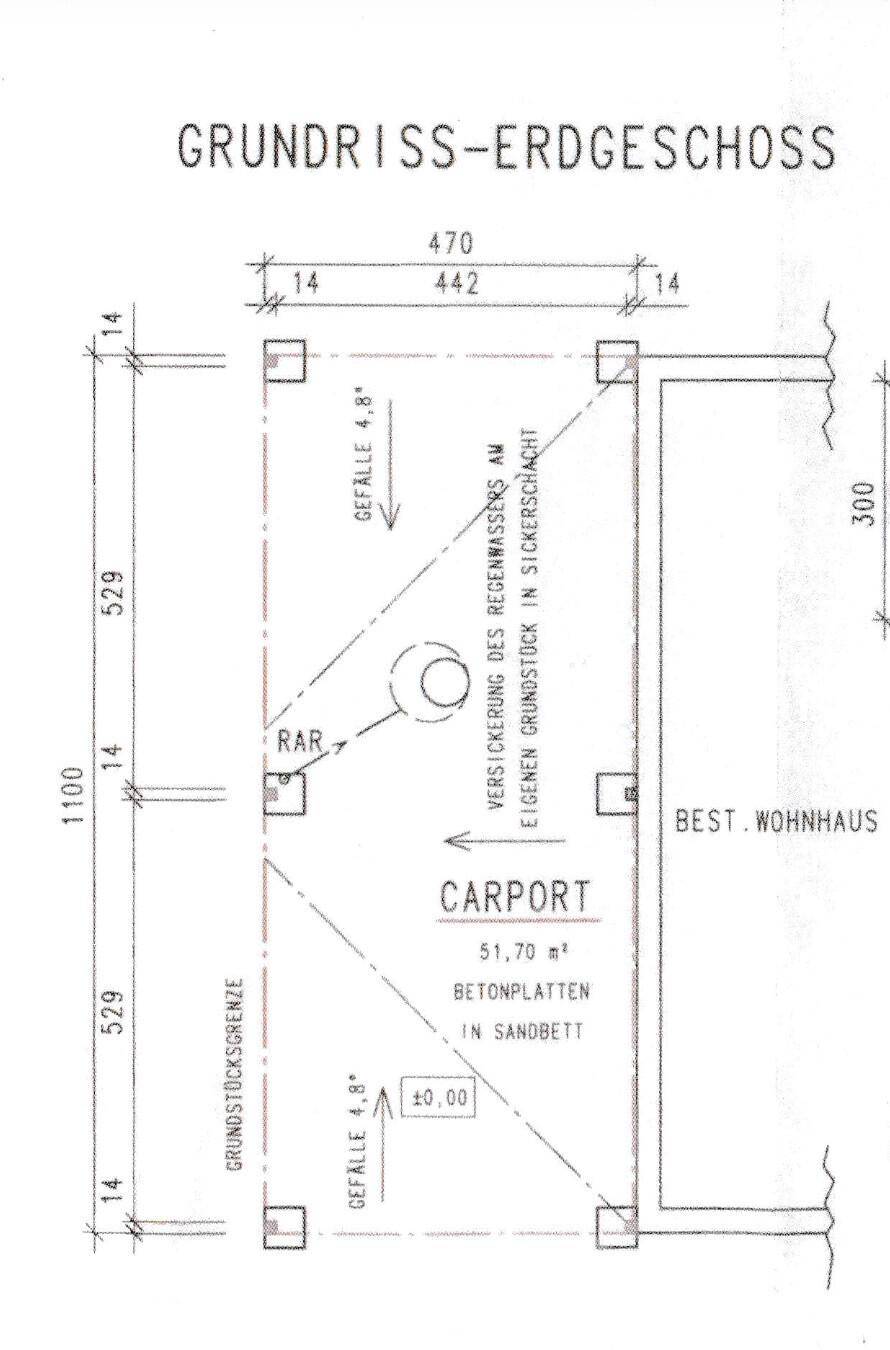 Grundriss des Erdgeschosses mit einem Carport und angrenzendem Wohnhaus auf dem Grundstück.
