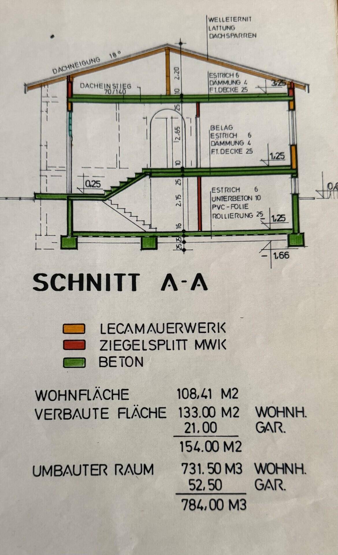 Schnittzeichnung A-A des Hauses mit Dachneigung und Angaben zu Wohn- und verbauter Fläche.