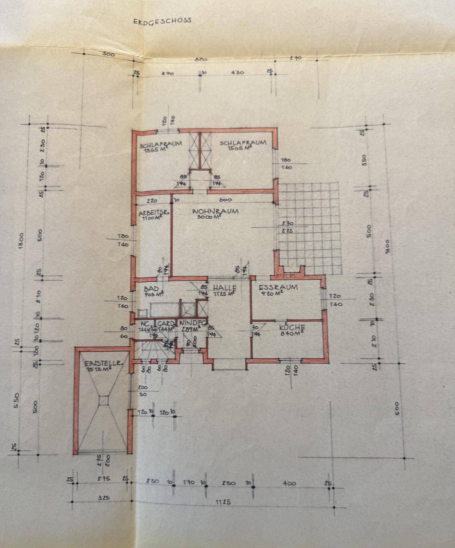 Grundriss des Erdgeschosses mit Schlafzimmern, Wohnraum, Esszimmer und Küche.