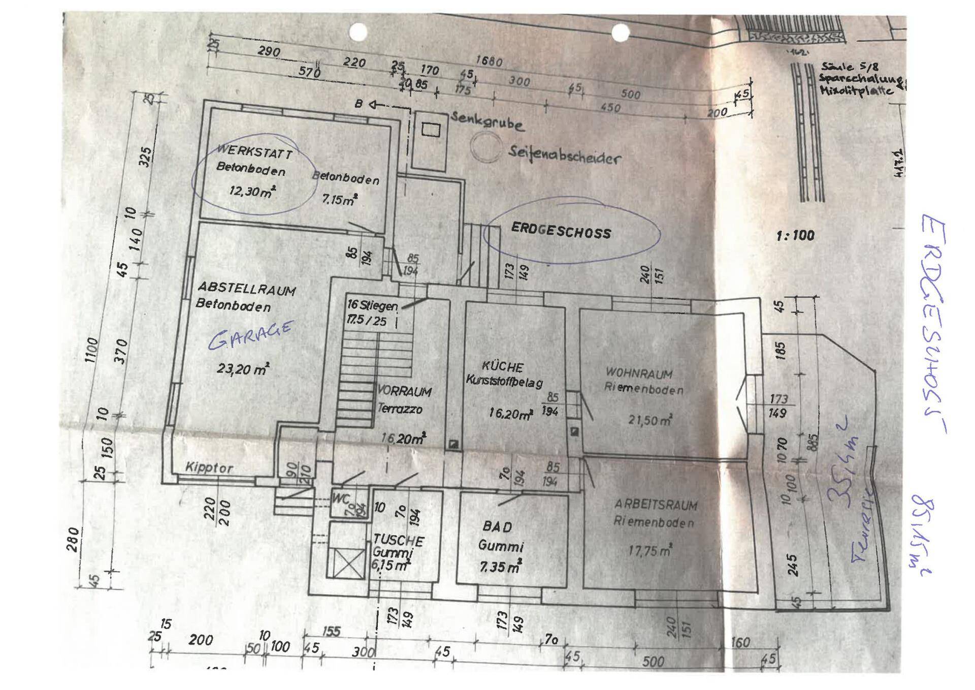 Grundriss des Erdgeschosses mit Garage, Küche, Wohnraum, Büro und Terrasse.