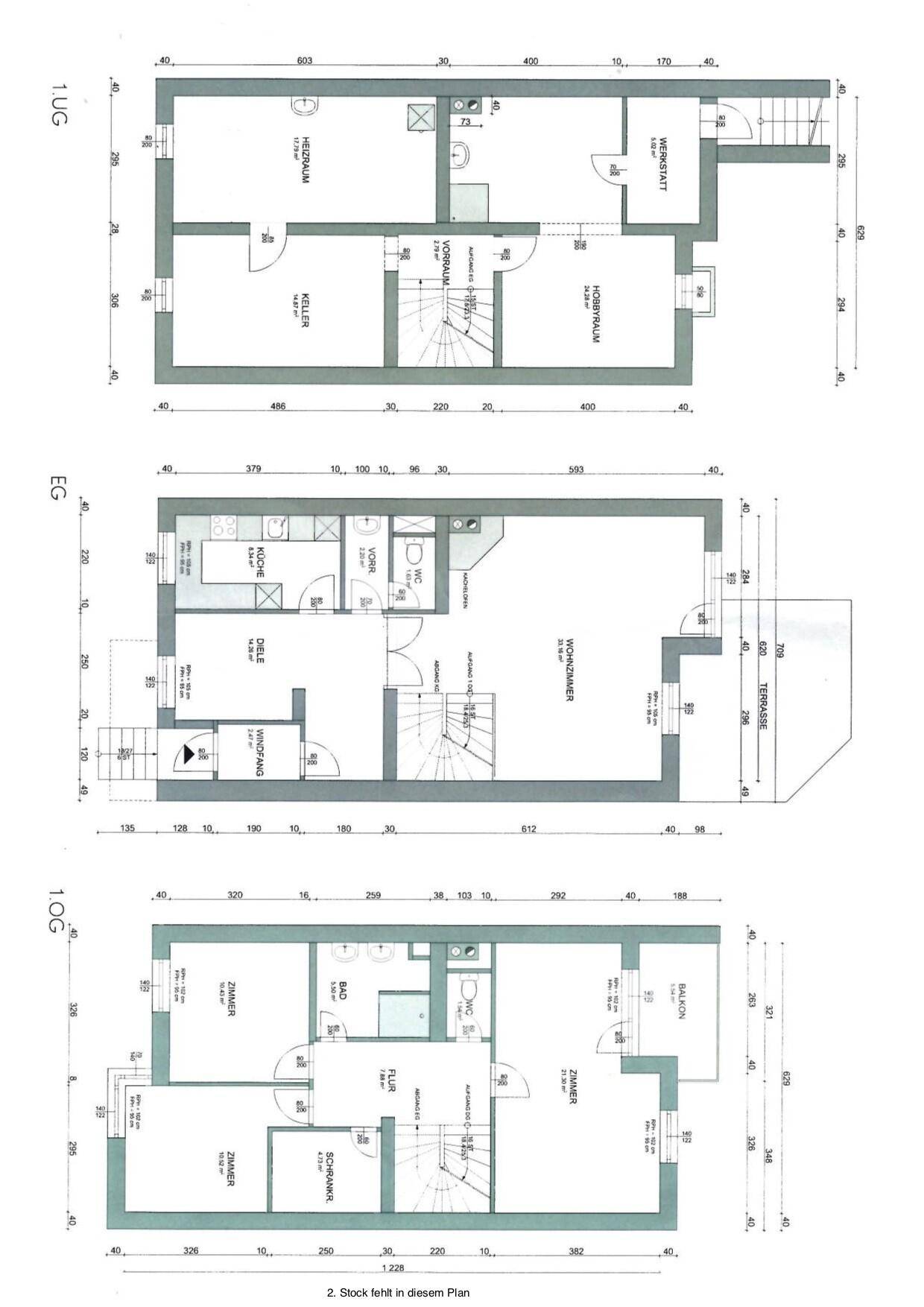 Detaillierter Grundrissplan über drei Etagen mit Zimmern, Bädern und Balkon.