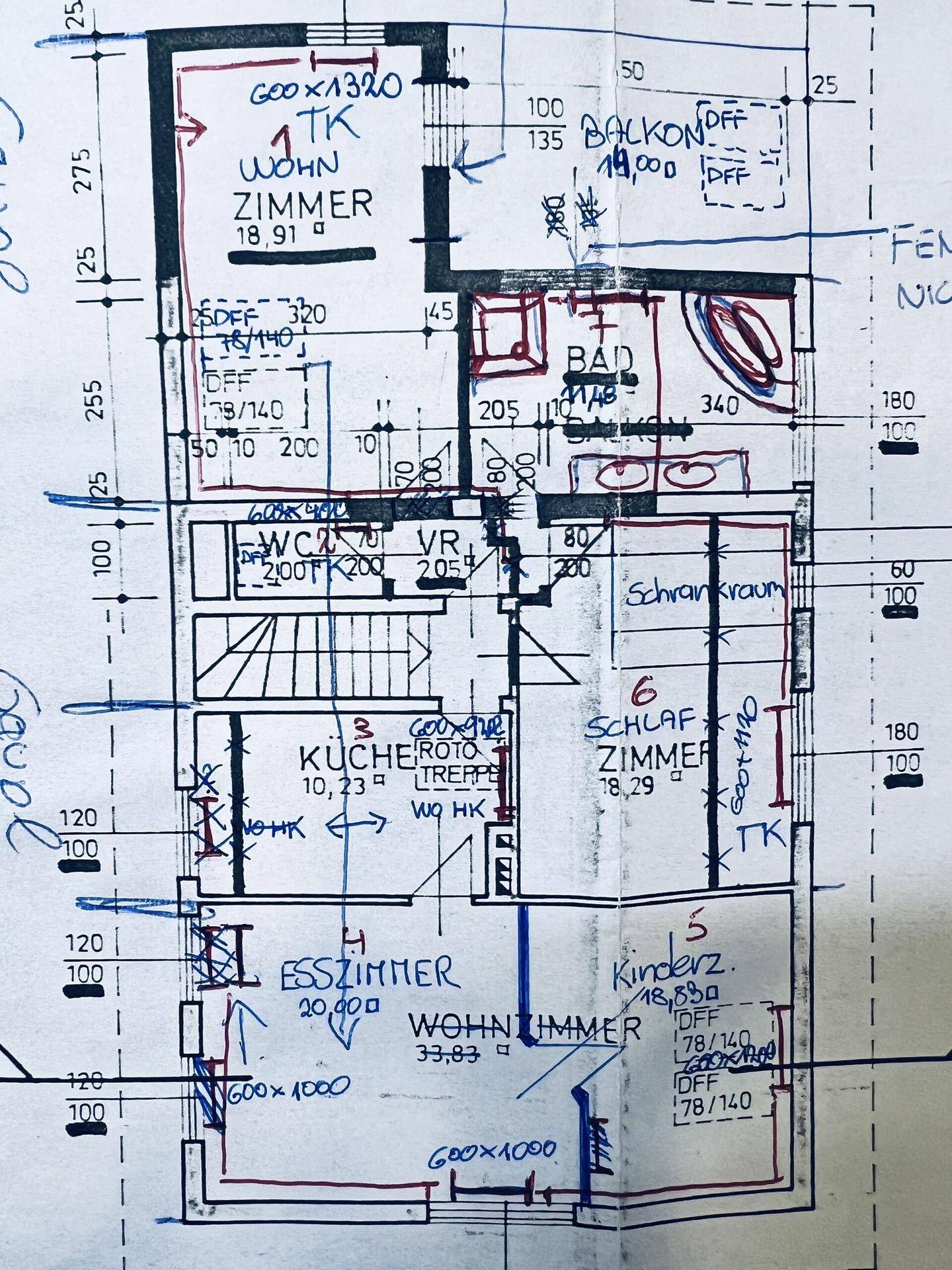 Skizzierter Grundriss mit Wohnzimmer, Küche, Esszimmer, Schlafzimmern und Balkon.