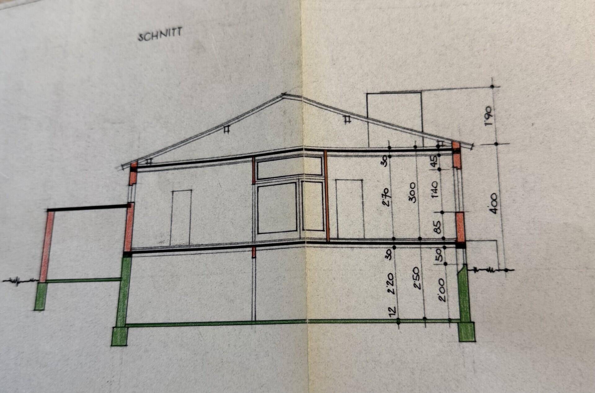 Schnittplan des Hauses zeigt die vertikale Struktur, Geschosse und Dachform.