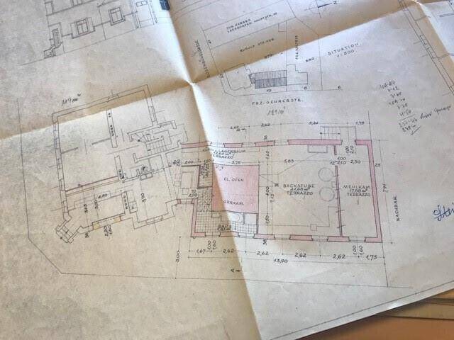 Historischer Grundriss des Erdgeschosses mit einer Backstube und Terrassenbereichen.
