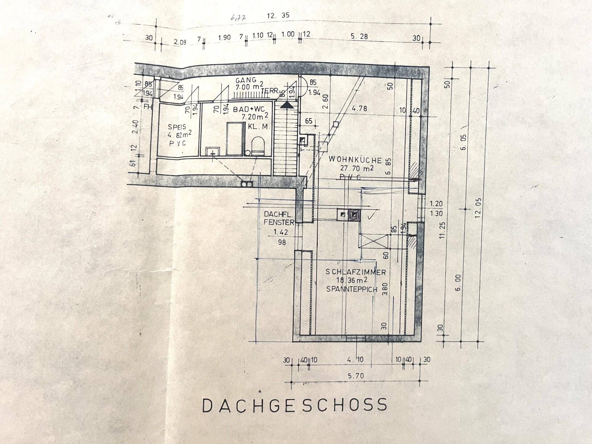 Grundriss des Dachgeschosses mit Schlafzimmer, Bad und Wohnküche.