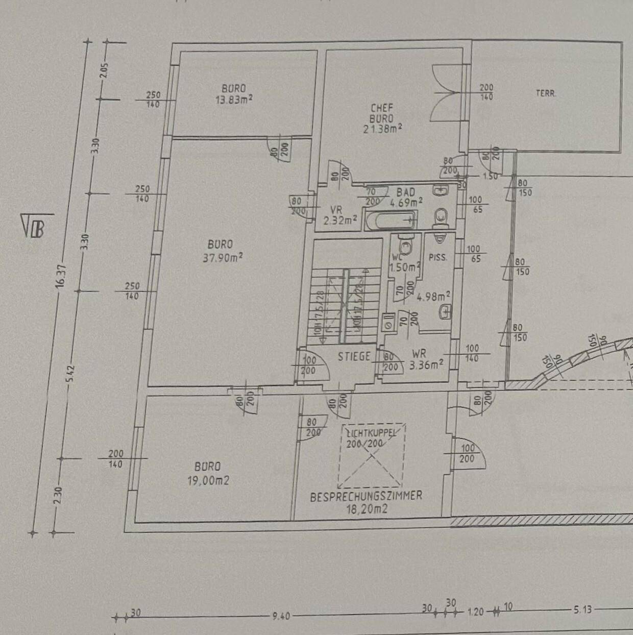 Detaillierter Grundriss mit verschiedenen Büroräumen, einem Badezimmer und einer Terrasse.