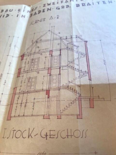 Historischer Querschnitt eines Gebäudes mit Treppenhaus und Stockwerken, handgezeichnet.