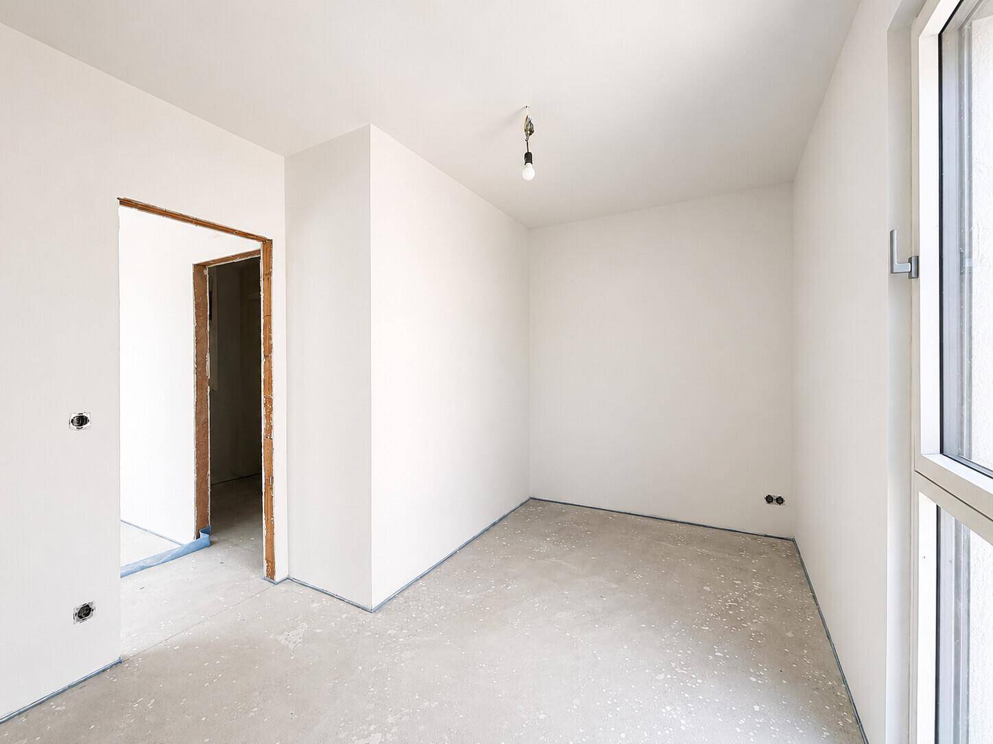 Kleinerer, unfertiger Raum mit Fenster, ideal als Kinderzimmer oder Büro, wartet auf den Innenausbau.