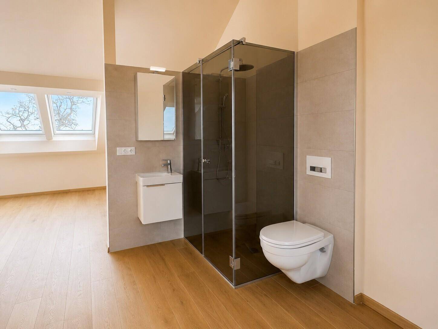 Modernes Badezimmer im Dachgeschoss mit Holzboden, Duschkabine und wandhängendem WC.