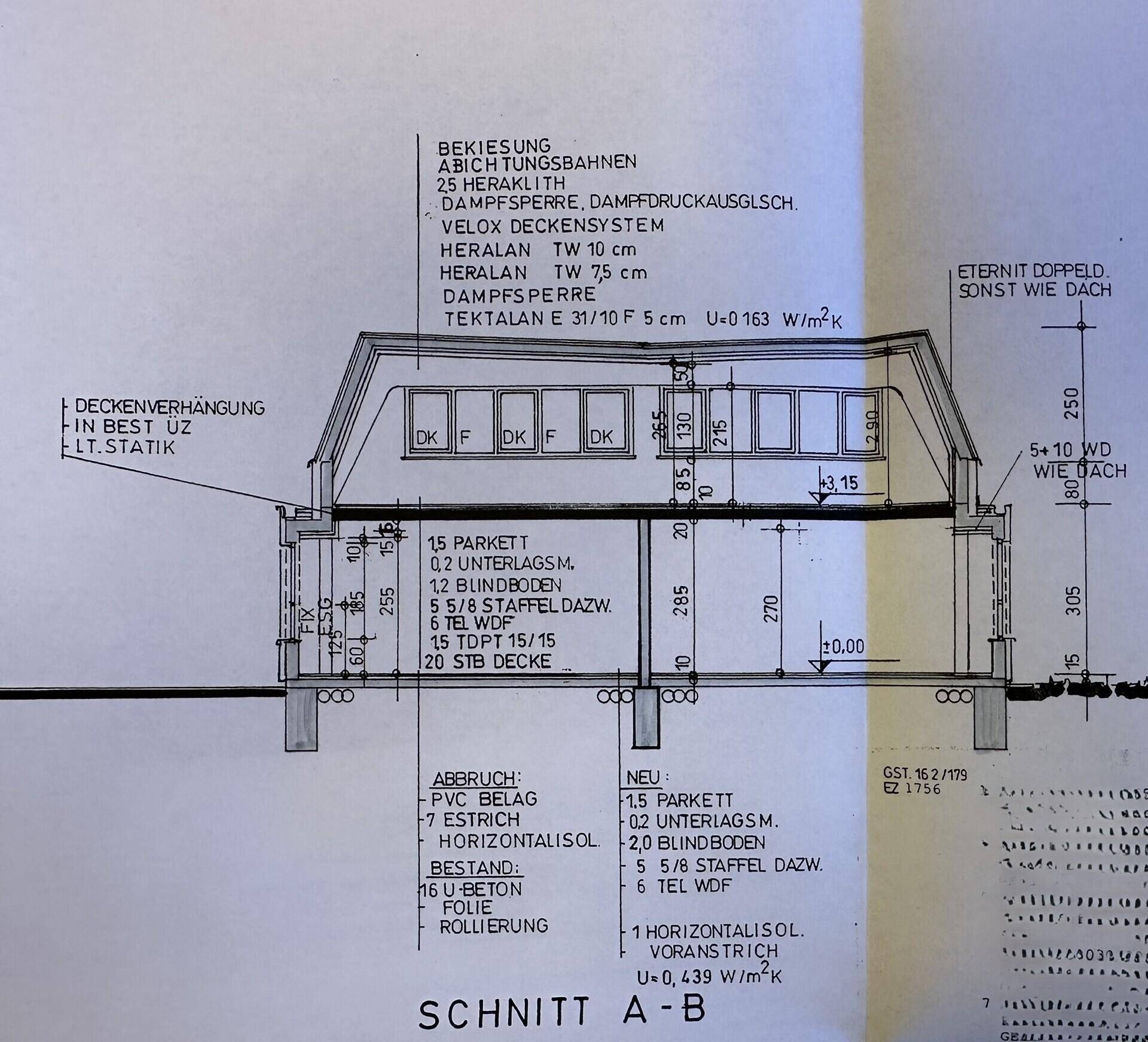 Schnittzeichnung des Gebäudes, die die Dachkonstruktion und die verschiedenen Materialschichten darstellt.
