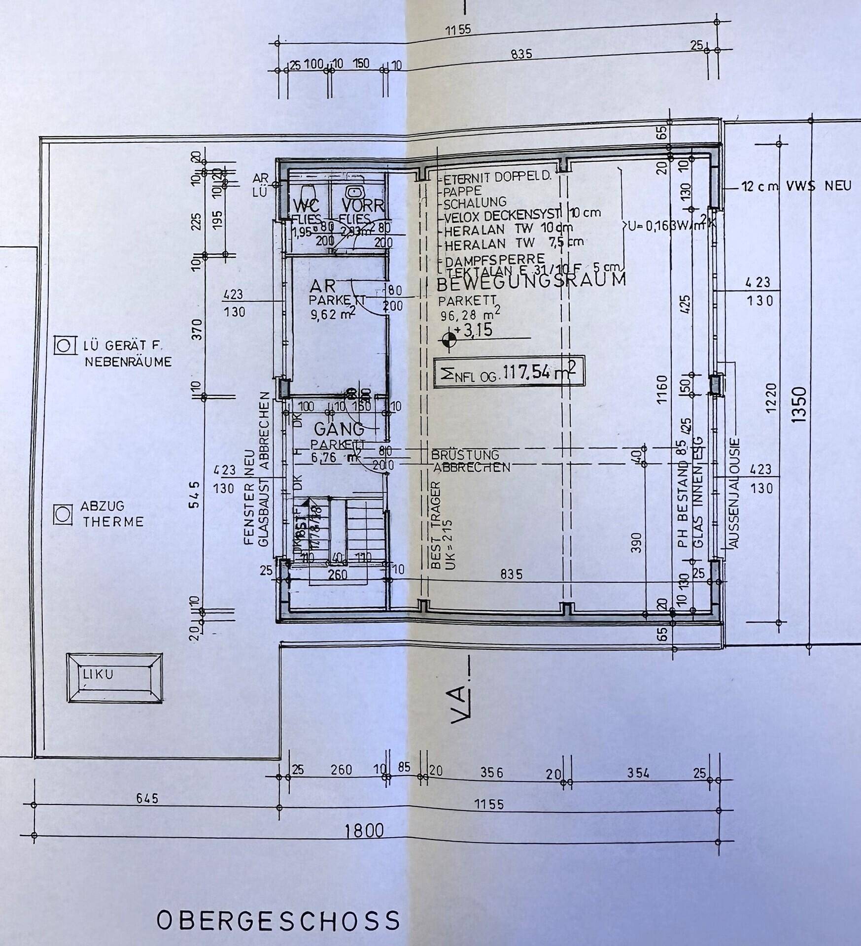 Grundriss des Obergeschosses mit einem großen Bewegungsraum und Sanitäranlagen.