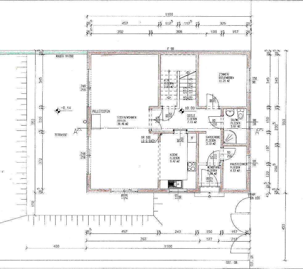 Grundriss des Erdgeschosses mit Wohnbereich, Küche, Bad und Terrasse.