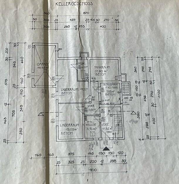 Grundriss des Kellergeschosses mit Garage, Heizraum und Lagerräumen.