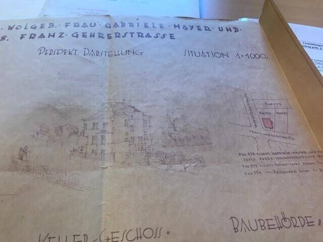 Historische perspektivische Darstellung eines Gebäudes mit zugehörigem Situationsplan.