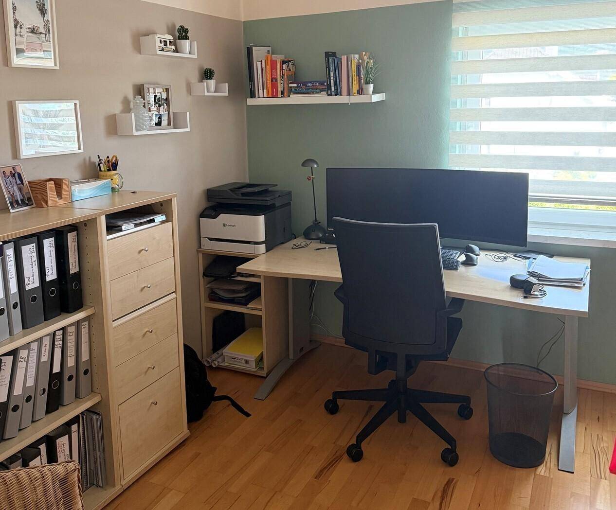 Funktionales Arbeitszimmer mit Schreibtisch, Bürostuhl und Regalen, ideal für Home-Office.