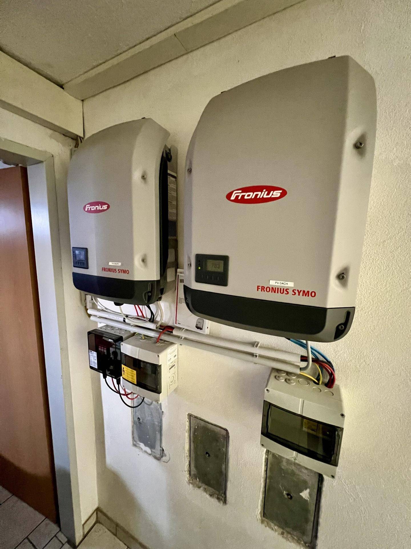 Hauswirtschaftsraum mit Fronius Wechselrichtern und elektrischen Installationen für die Energieversorgung.