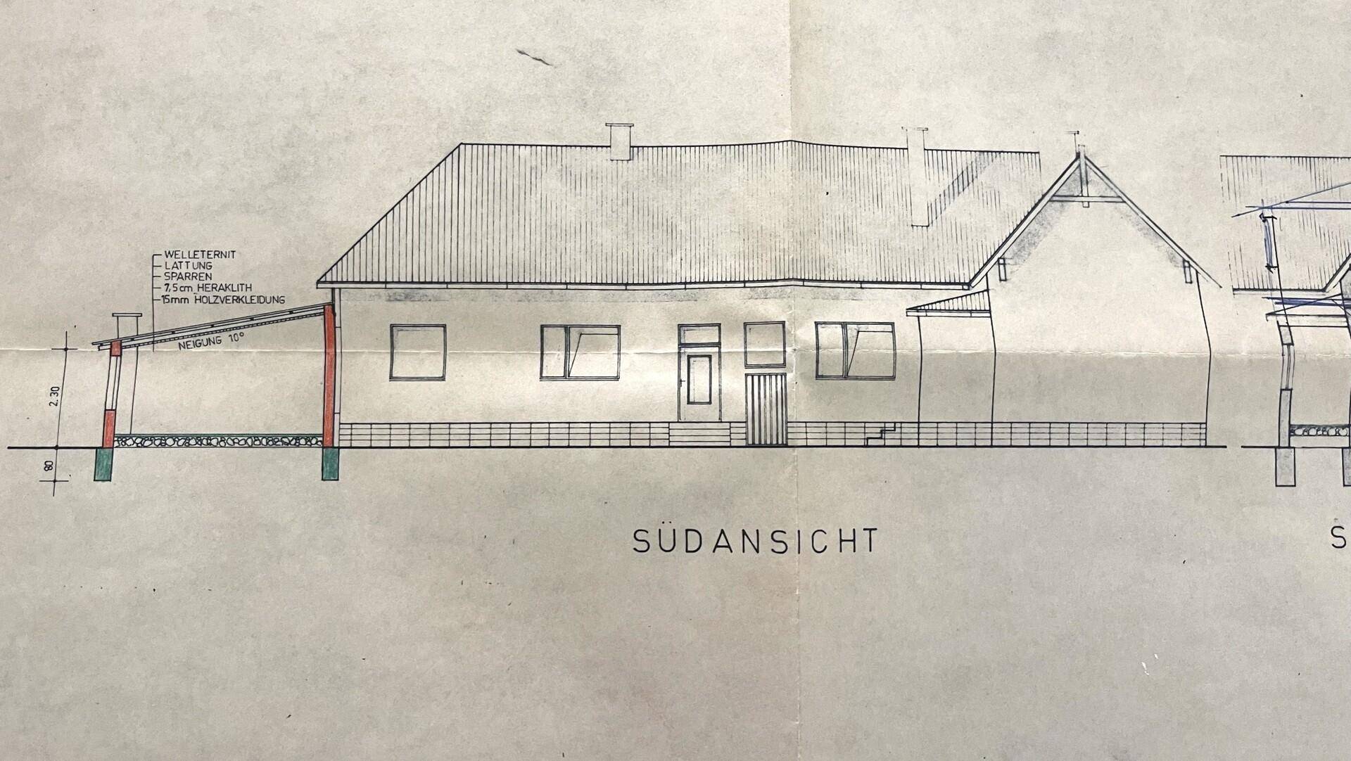 Südansicht des Hauses mit einem Anbau und mehreren Fenstern im Erdgeschoss.