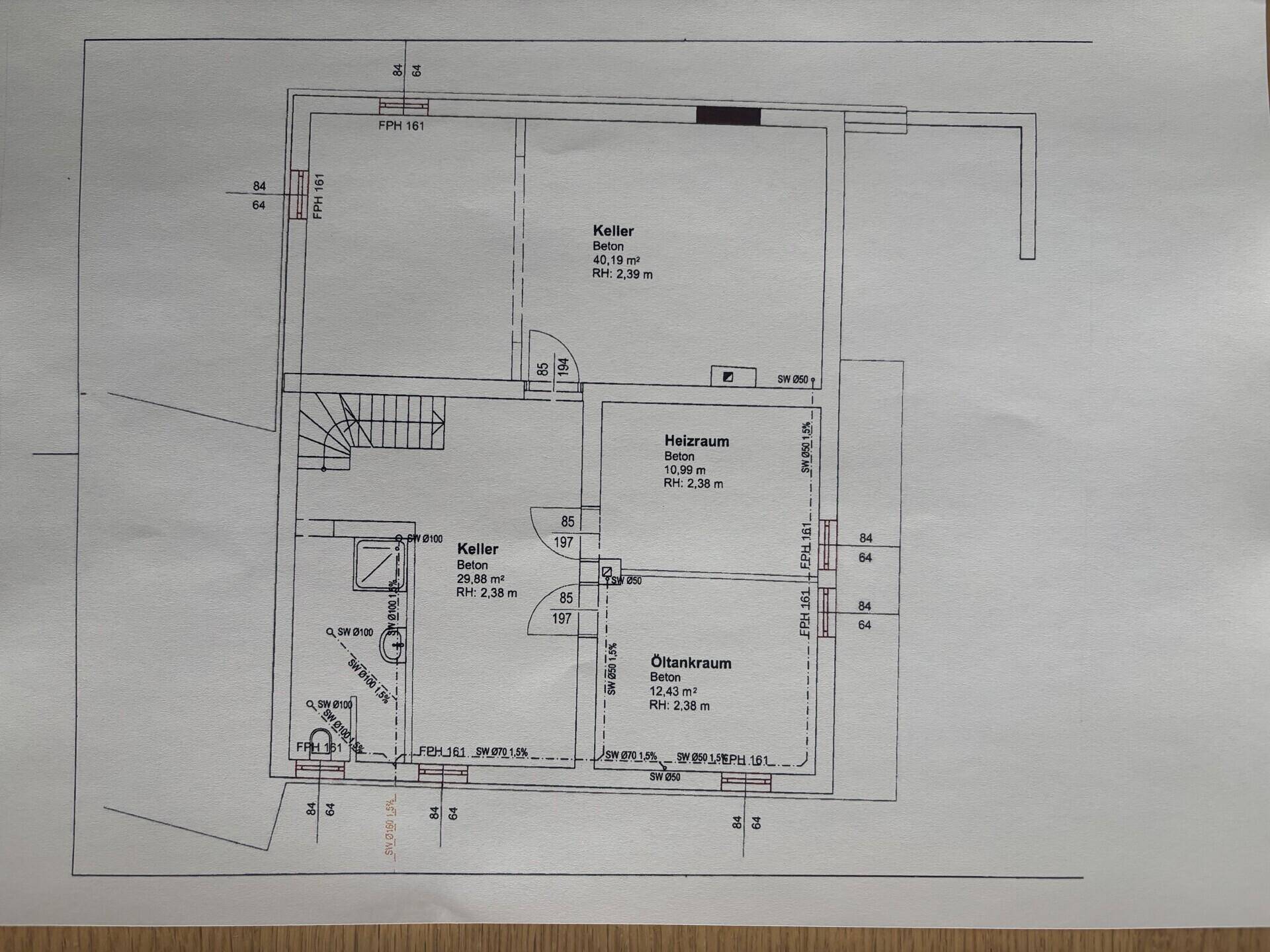 Dieser Grundriss zeigt ein Kellergeschoss mit mehreren Kellerräumen, einem Heizraum und einem Öltankraum.