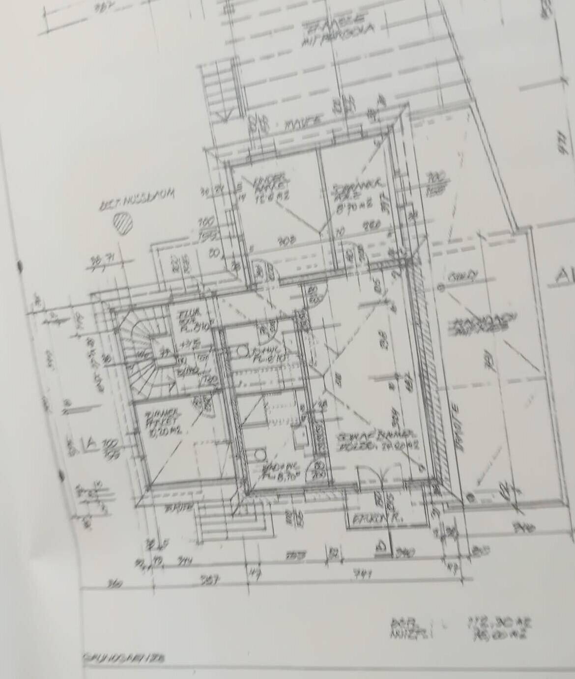 Detaillierter Grundriss eines Hauses mit verschiedenen Räumen und Maßangaben.