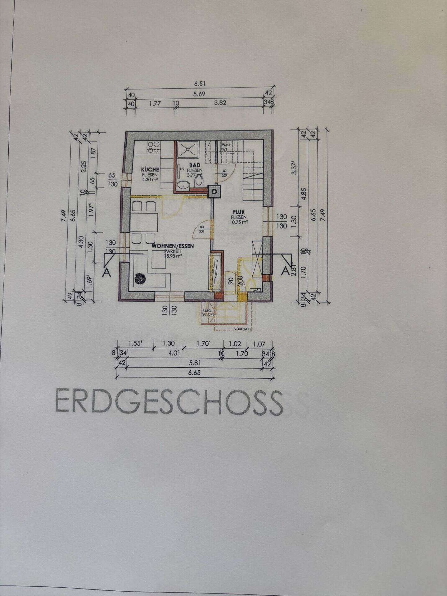 Grundriss des Erdgeschosses mit offener Küche, Wohn-/Essbereich und Badezimmer.