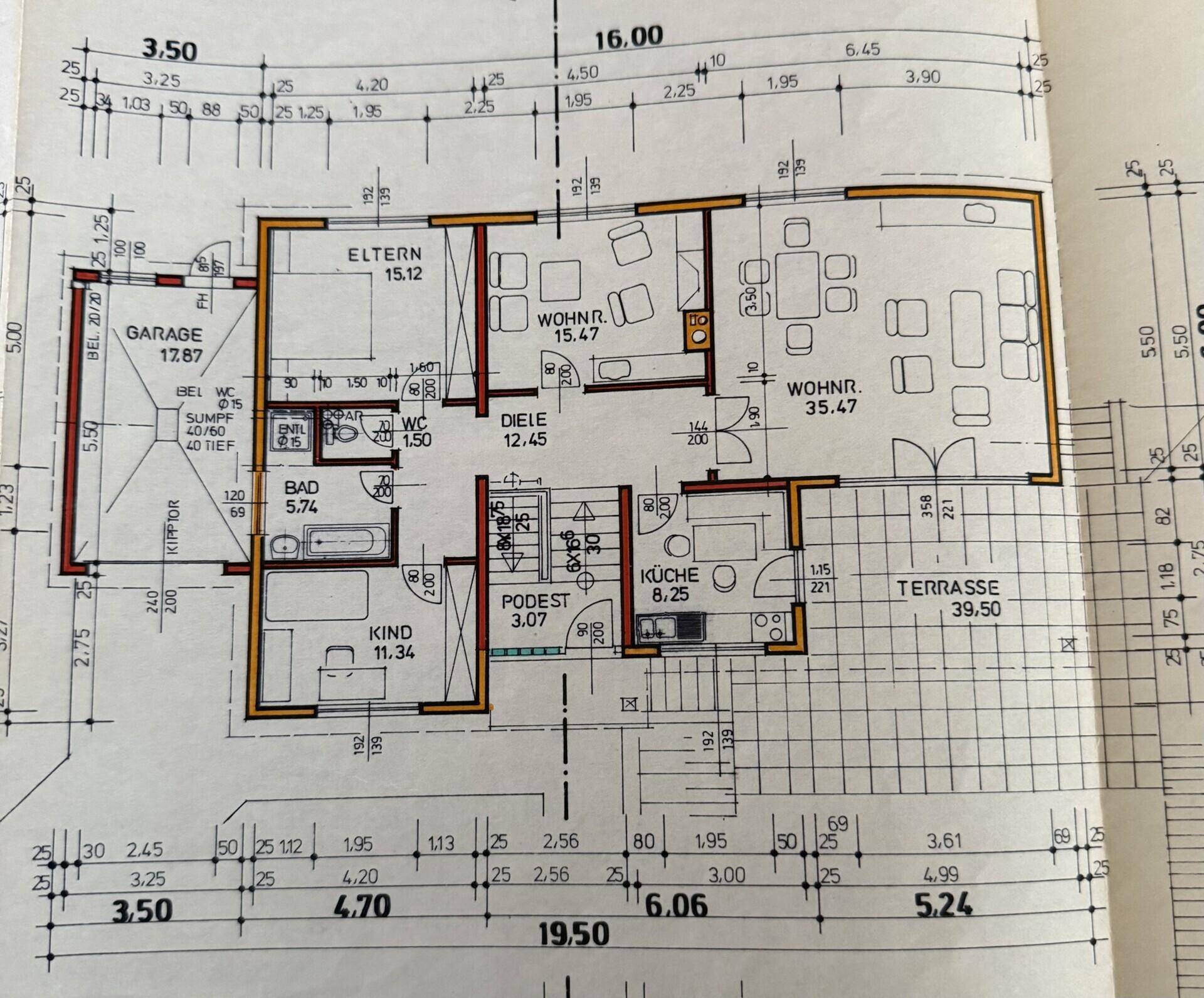 Grundriss des Erdgeschosses mit Wohnbereich, Küche, Schlafzimmern und großer Terrasse.