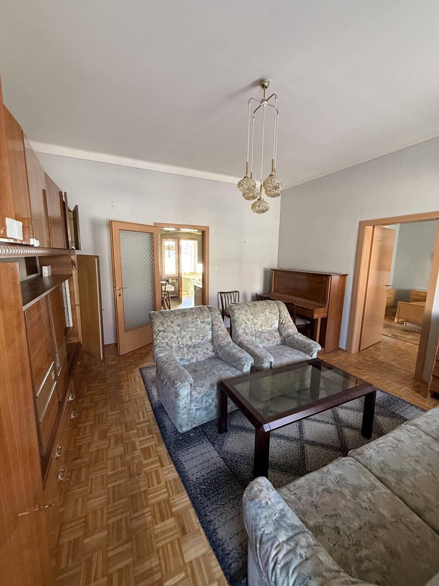 Wohnzimmer mit Parkettboden, bequemen Sofas und einem Couchtisch, ideal zum Entspannen.